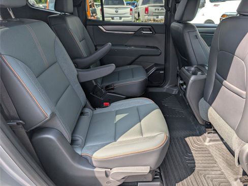 Used 2025 GMC Acadia AT4 AWD/4WD image 12