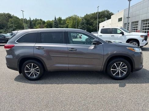 Used 2018 Toyota Highlander XLE AWD/4WD image 11