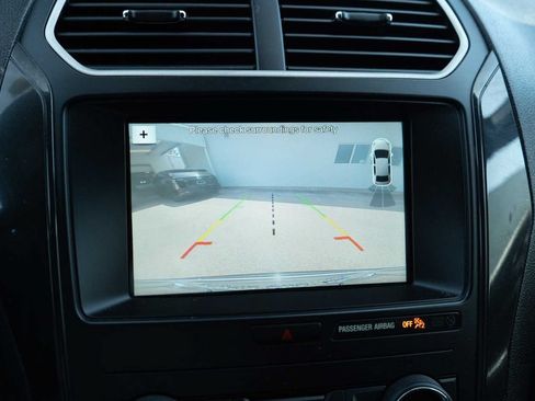 Used 2018 Ford Explorer XLT w/ Equipment Group 201A FWD image 22
