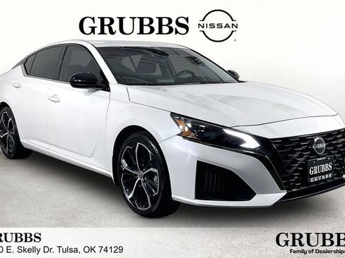 Used 2023 Nissan Altima 2.5 SR FWD image 1