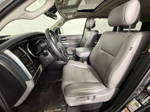 Used 2019 Toyota Sequoia Limited w/ Safety & Convenience Package image 10