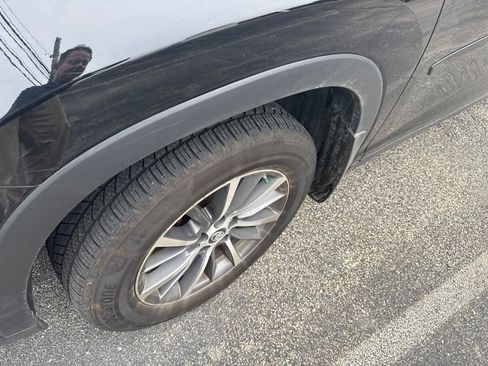 Used 2019 Toyota Highlander XLE AWD/4WD image 3