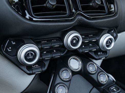 Used 2021 Aston Martin V8 Vantage Roadster image 39