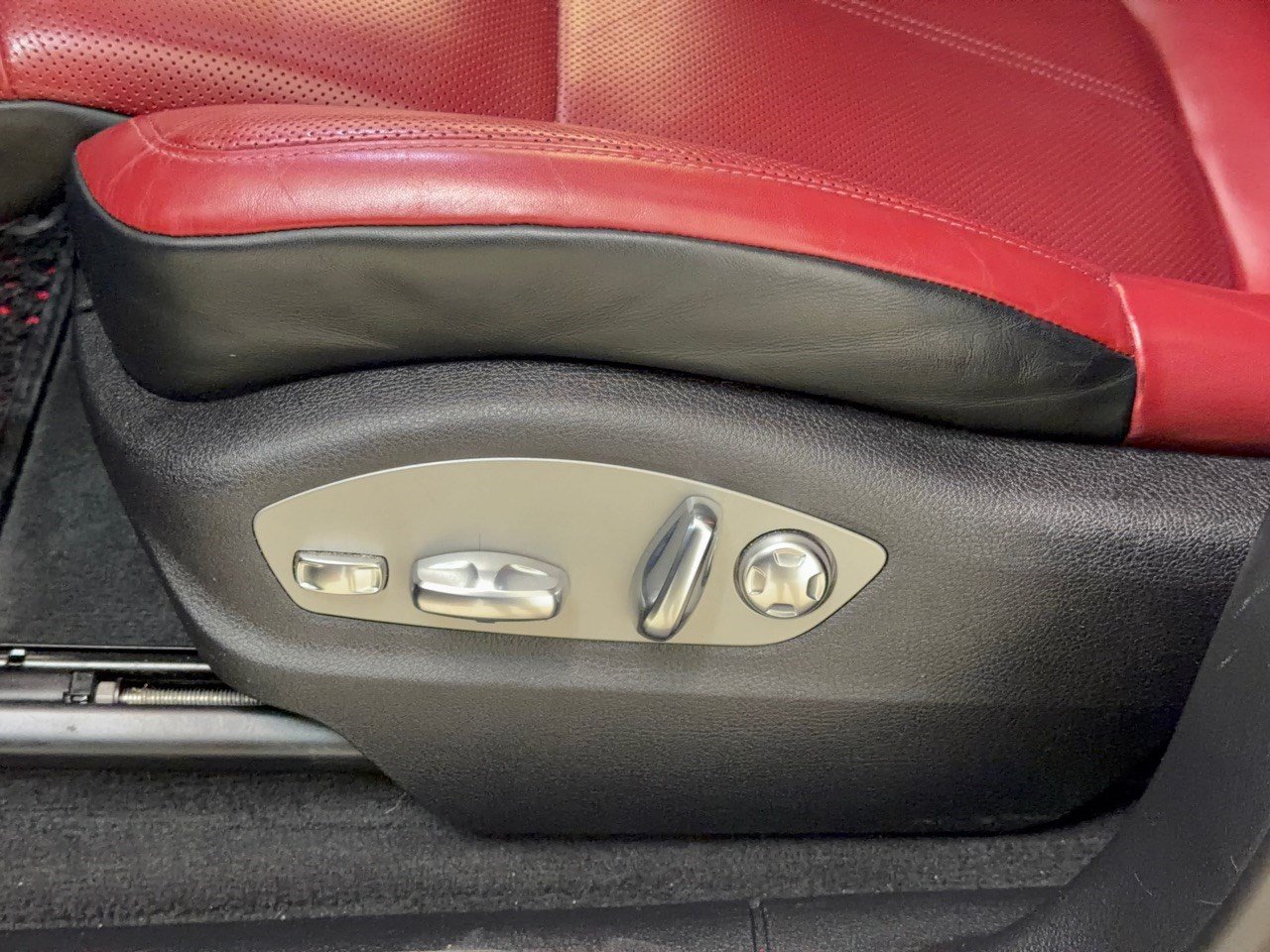 Used 2024 Porsche Macan AWD/4WD image 16