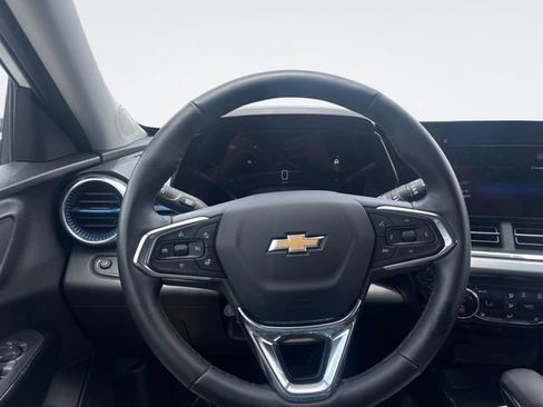 Used 2025 Chevrolet Trax LT w/ LT Convenience Package FWD image 14