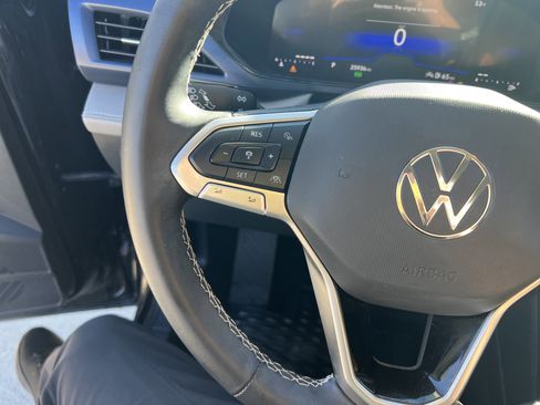 Certified 2024 Volkswagen Taos SE w/ Black Wheel Package image 18