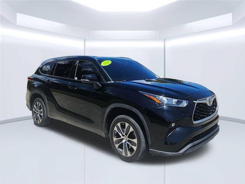 Used 2020 Toyota Highlander XLE FWD image 3