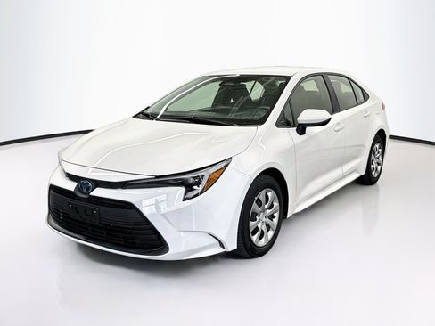 Used 2025 Toyota Corolla LE FWD image 3
