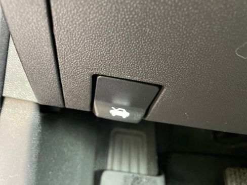 Used 2025 Chevrolet Equinox LT w/ Convenience Package II image 11