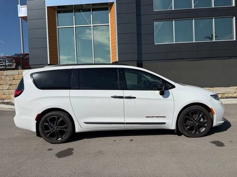 Used 2024 Chrysler Pacifica Touring-L w/ Road Tripper Package AWD/4WD image 2