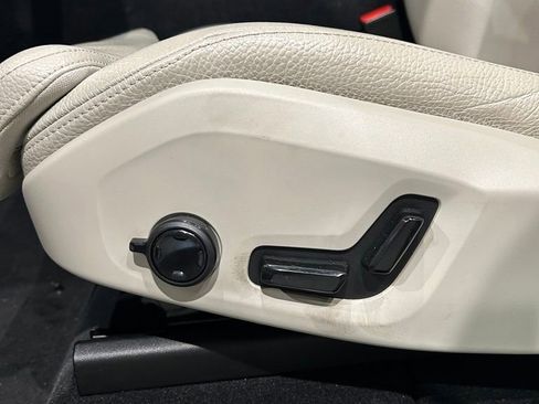 Used 2019 Volvo XC60 T5 Momentum w/ Multimedia Package AWD/4WD image 12
