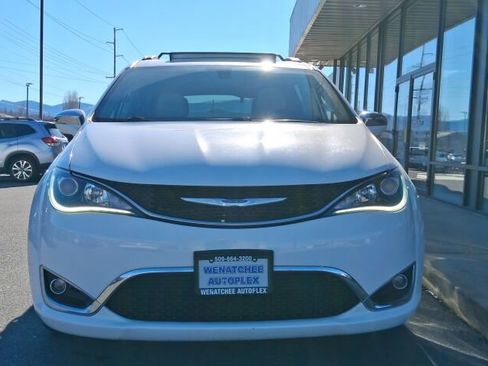 Used 2020 Chrysler Pacifica Limited image 3