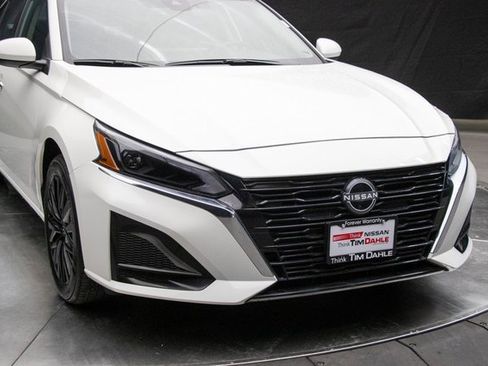 Used 2025 Nissan Altima 2.5 SV w/ SV Special Edition Package image 3