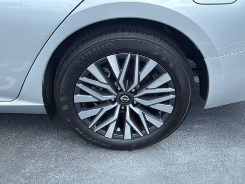 Used 2024 Nissan Altima 2.5 SV image 10