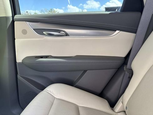 Used 2017 Cadillac XT5 Luxury w/ Driver Awareness Package image 15