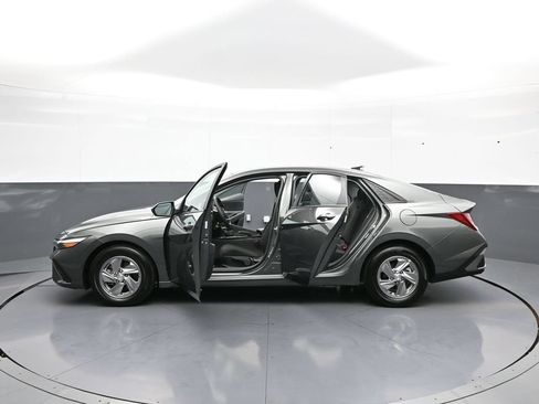 Certified 2025 Hyundai Elantra SE FWD image 41