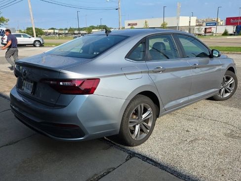 Used 2024 Volkswagen Jetta SE w/ Panoramic Sunroof Package FWD image 3