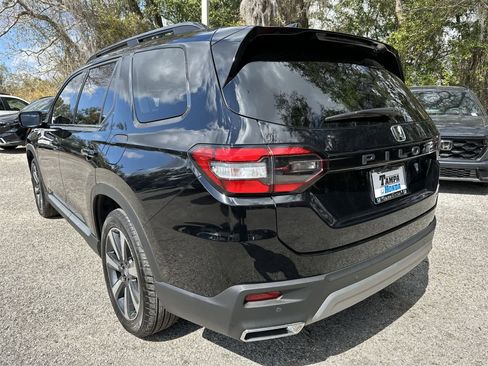Used 2025 Honda Pilot Touring image 4