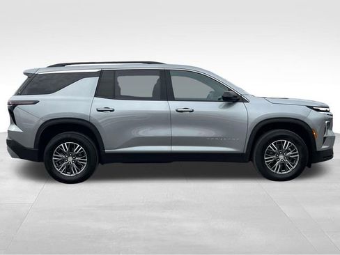 Used 2024 Chevrolet Traverse LT image 8