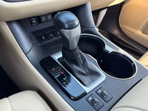 Used 2019 Toyota Highlander XLE AWD/4WD image 30