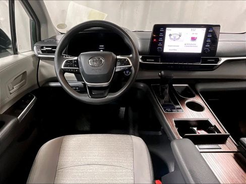 Used 2021 Toyota Sienna LE image 18