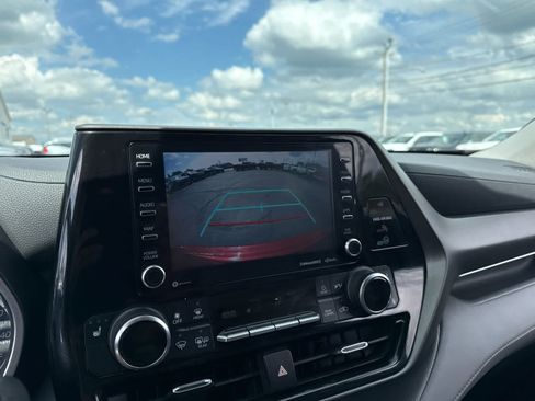 Used 2021 Toyota Highlander XLE AWD/4WD image 17