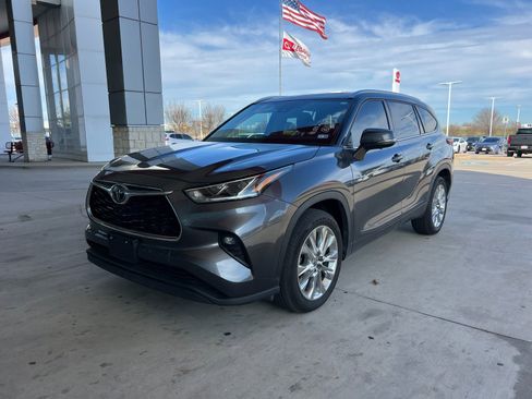 Used 2023 Toyota Highlander Limited image 1