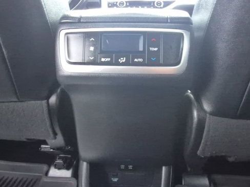 Used 2019 Toyota Highlander SE image 28