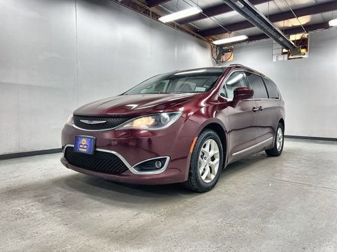 Used 2017 Chrysler Pacifica Touring-L w/ Tire & Wheel Group image 1