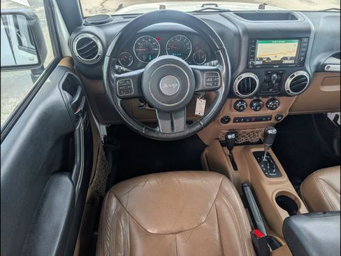 Used 2016 Jeep Wrangler Unlimited Sahara w/ Connectivity Group AWD/4WD image 10