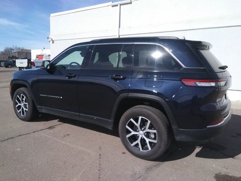Used 2024 Jeep Grand Cherokee Limited image 7