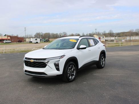 Used 2025 Chevrolet Trax LT w/ LT Convenience Package image 4