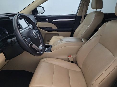 Used 2019 Toyota Highlander XLE AWD/4WD image 17