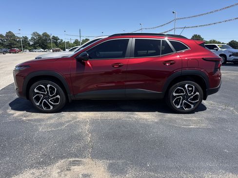 Used 2025 Chevrolet Trax RS w/ Sunroof Package FWD image 2