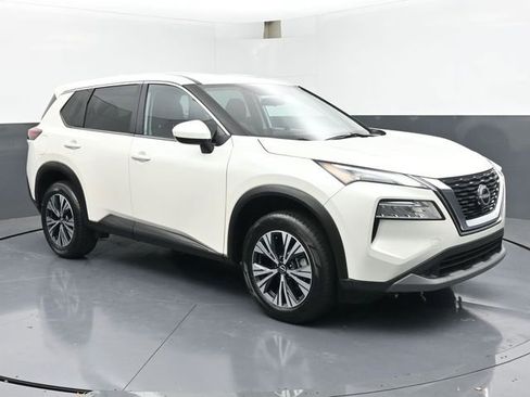 Used 2023 Nissan Rogue SV image 2