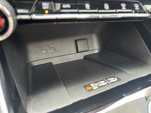 Used 2025 Chevrolet Traverse RS image 38