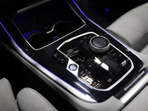 Used 2024 BMW X7 xDrive40i w/ M Sport Package AWD/4WD image 29