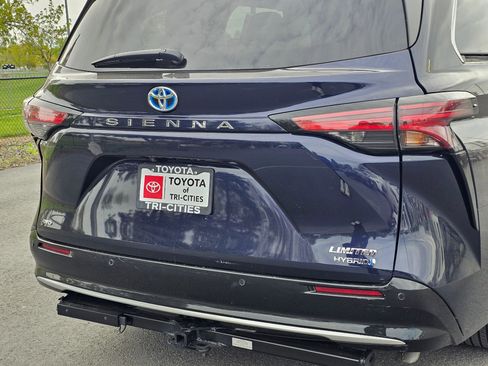 Used 2023 Toyota Sienna Limited AWD/4WD image 13