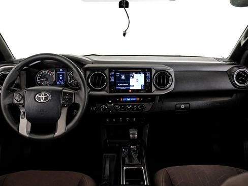 Used 2017 Toyota Tacoma TRD Off-Road AWD/4WD image 14