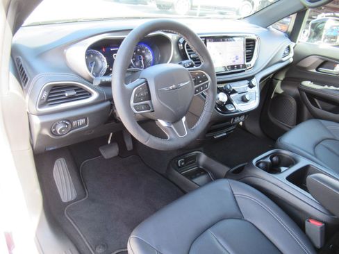 Used 2025 Chrysler Pacifica Select FWD image 16