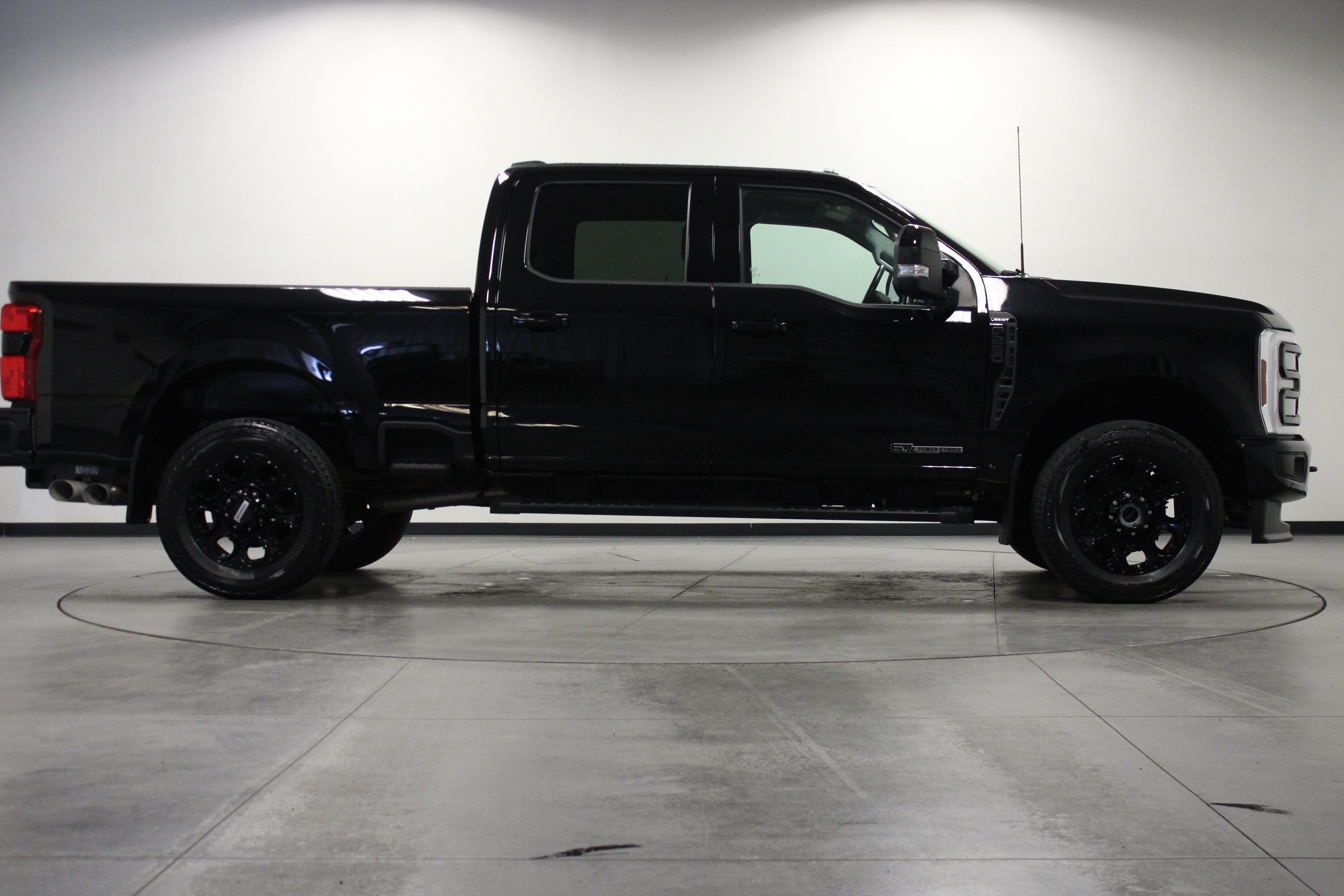 Used 2025 Ford F250 Lariat w/ Black Appearance Package AWD/4WD image 3