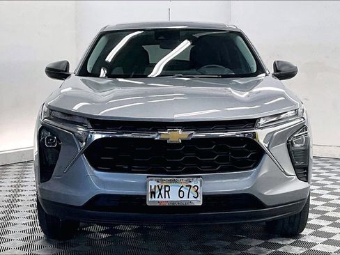 Used 2024 Chevrolet Trax LS w/ Driver Confidence Package FWD image 2