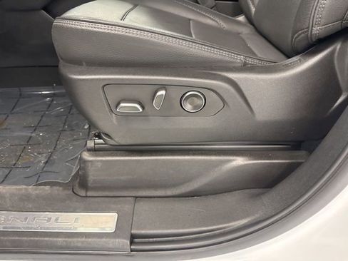 Used 2025 GMC Yukon Denali image 17