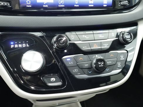 Certified 2023 Chrysler Pacifica Touring-L FWD image 32