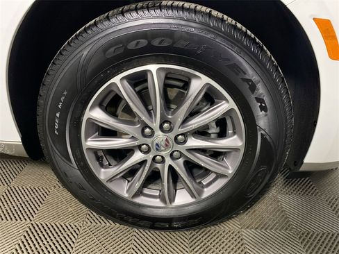 Used 2023 Buick Enclave Essence image 10