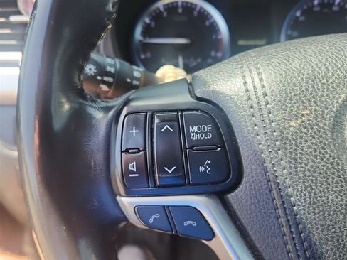 Used 2017 Toyota Highlander XLE w/ Carpet Mat Package AWD/4WD image 16
