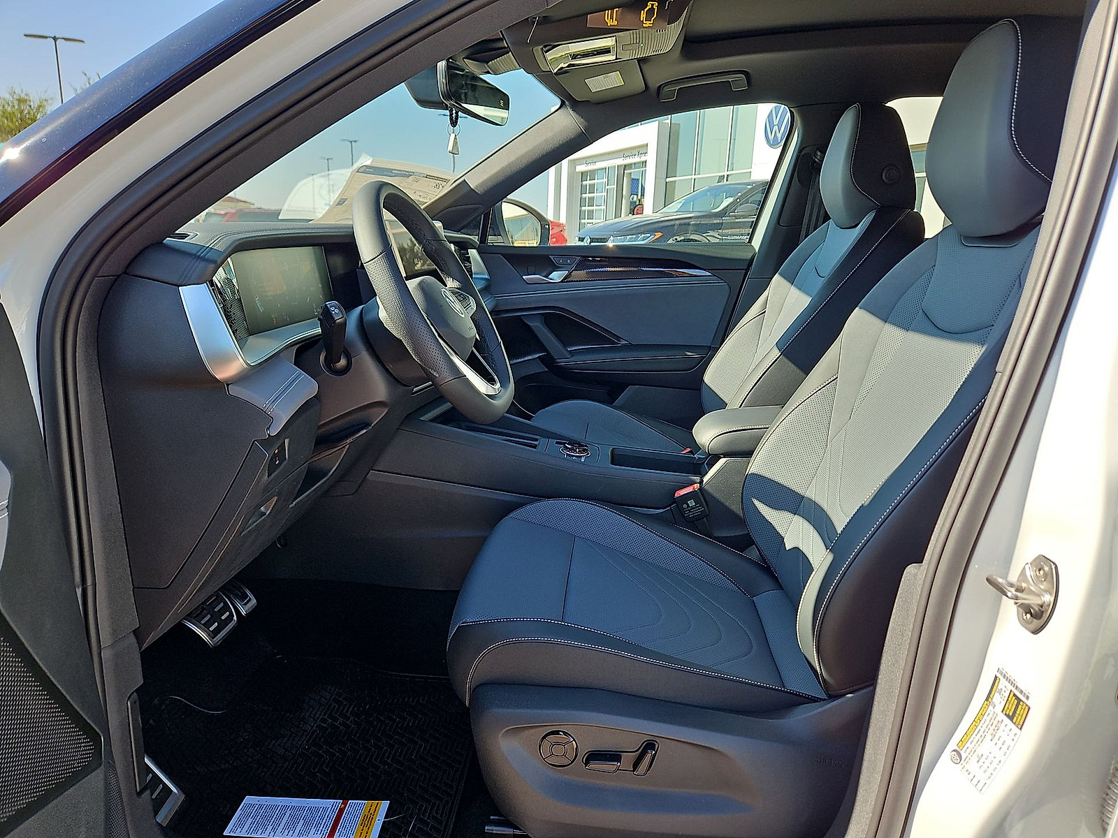 New 2026 Volkswagen Tiguan SE R-Line FWD image 17