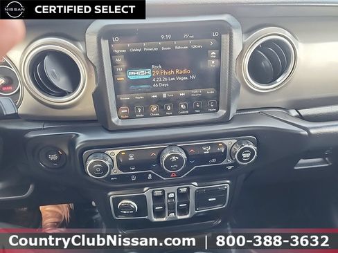 Used 2018 Jeep Wrangler Unlimited Sahara AWD/4WD image 12