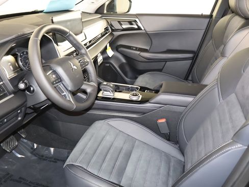 New 2026 Mitsubishi Outlander SE image 14