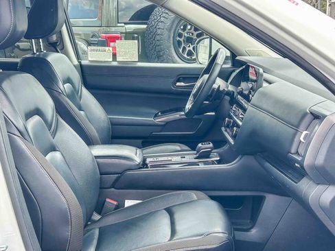 Certified 2024 Nissan Pathfinder SL w/ SL Premium Package FWD image 17